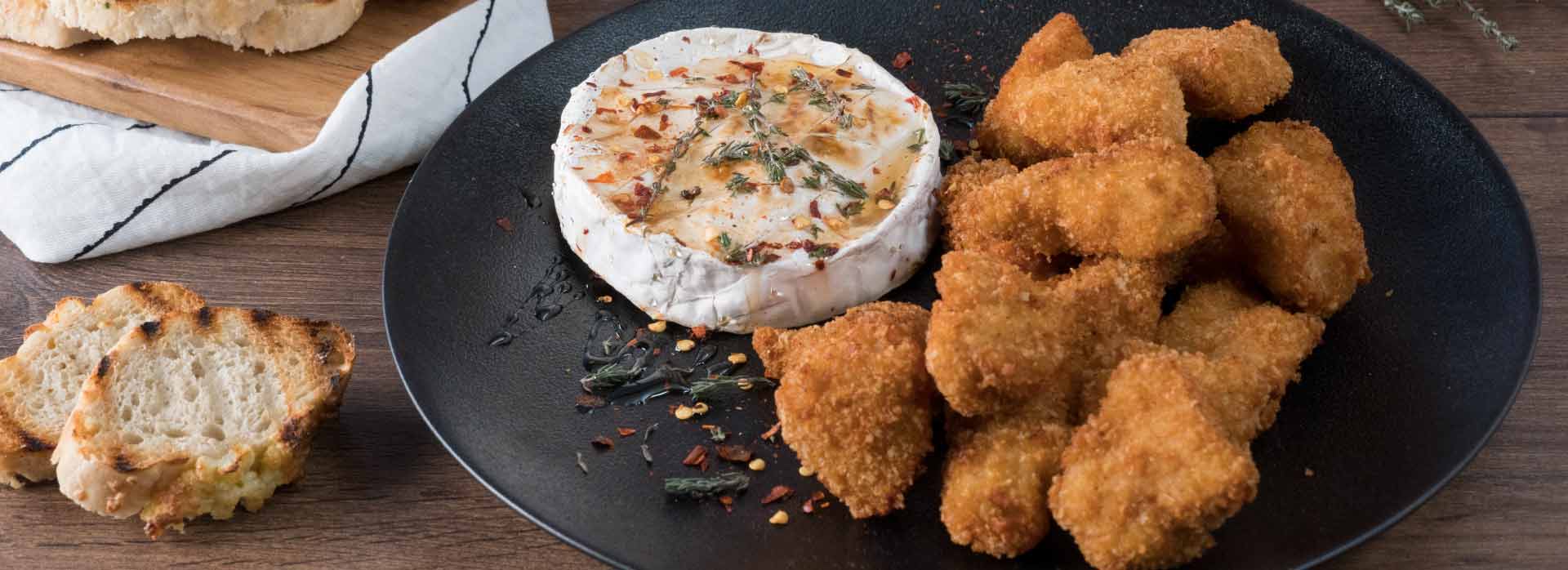 Trozos de pechuga en dip de queso y miel picante