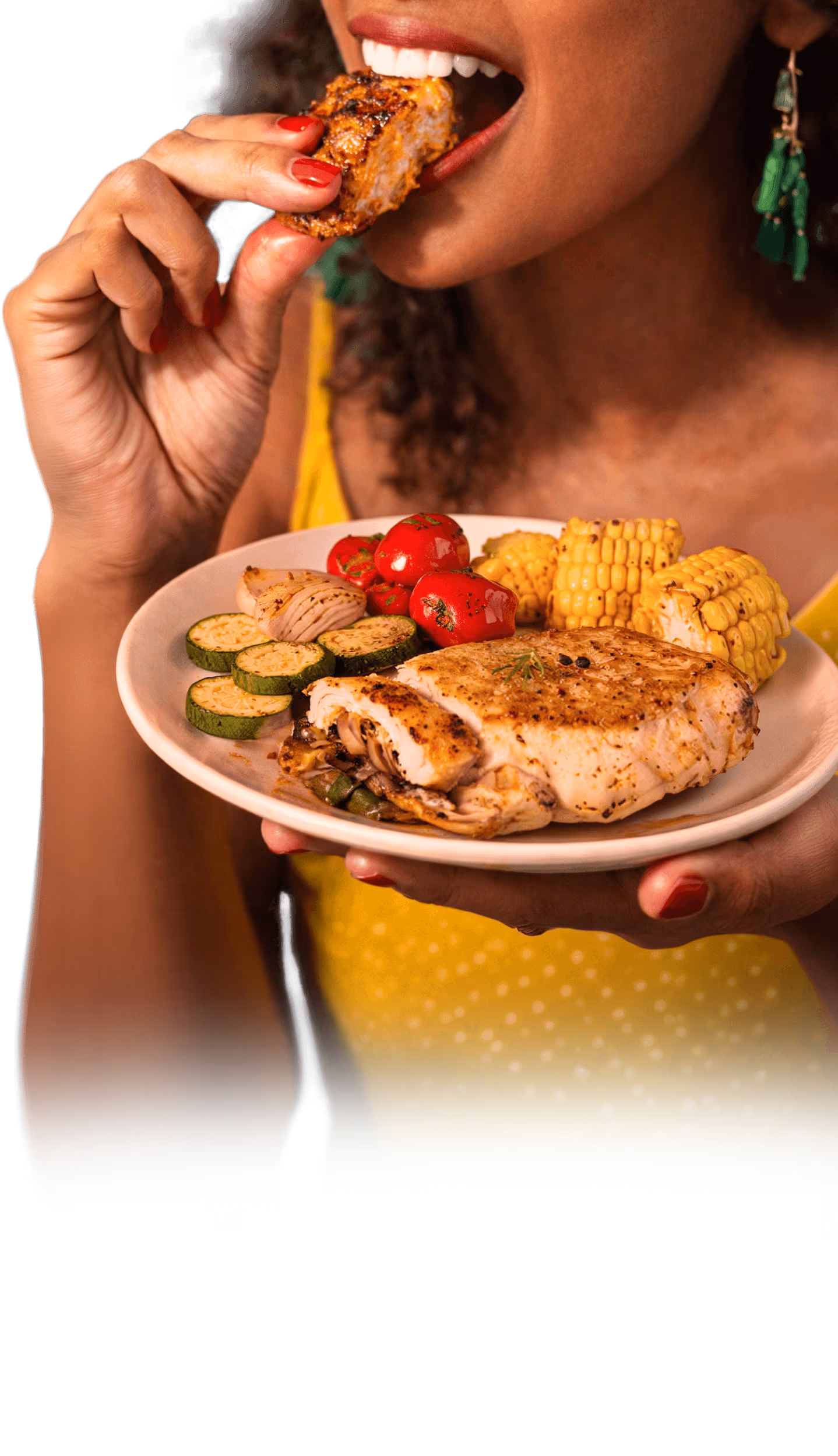 Mujer disfrutando un churrasco de pollo Friko