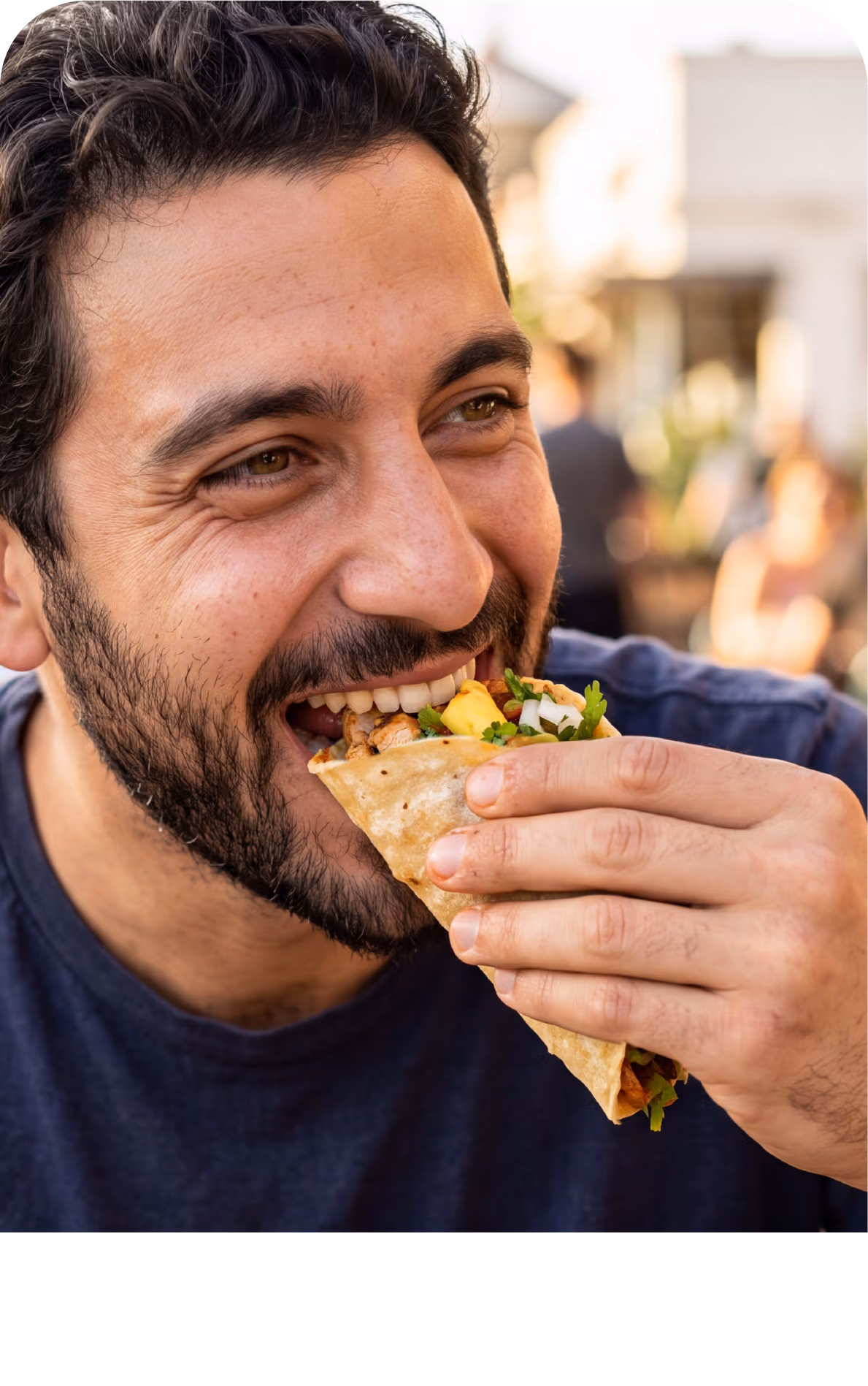 Hombre disfrutando un wrap con filete de muslo
