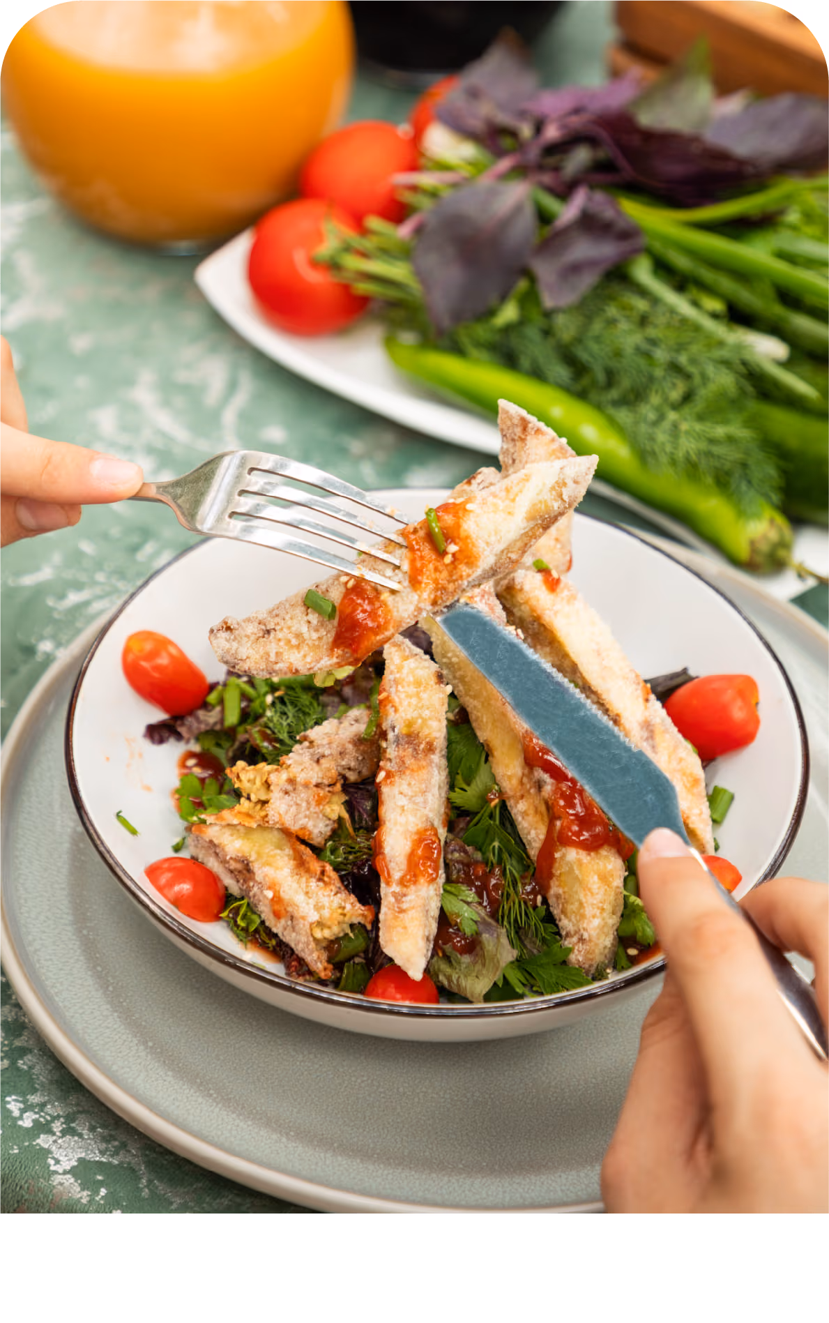 Ensalada fresca con tiras de filete de muslo