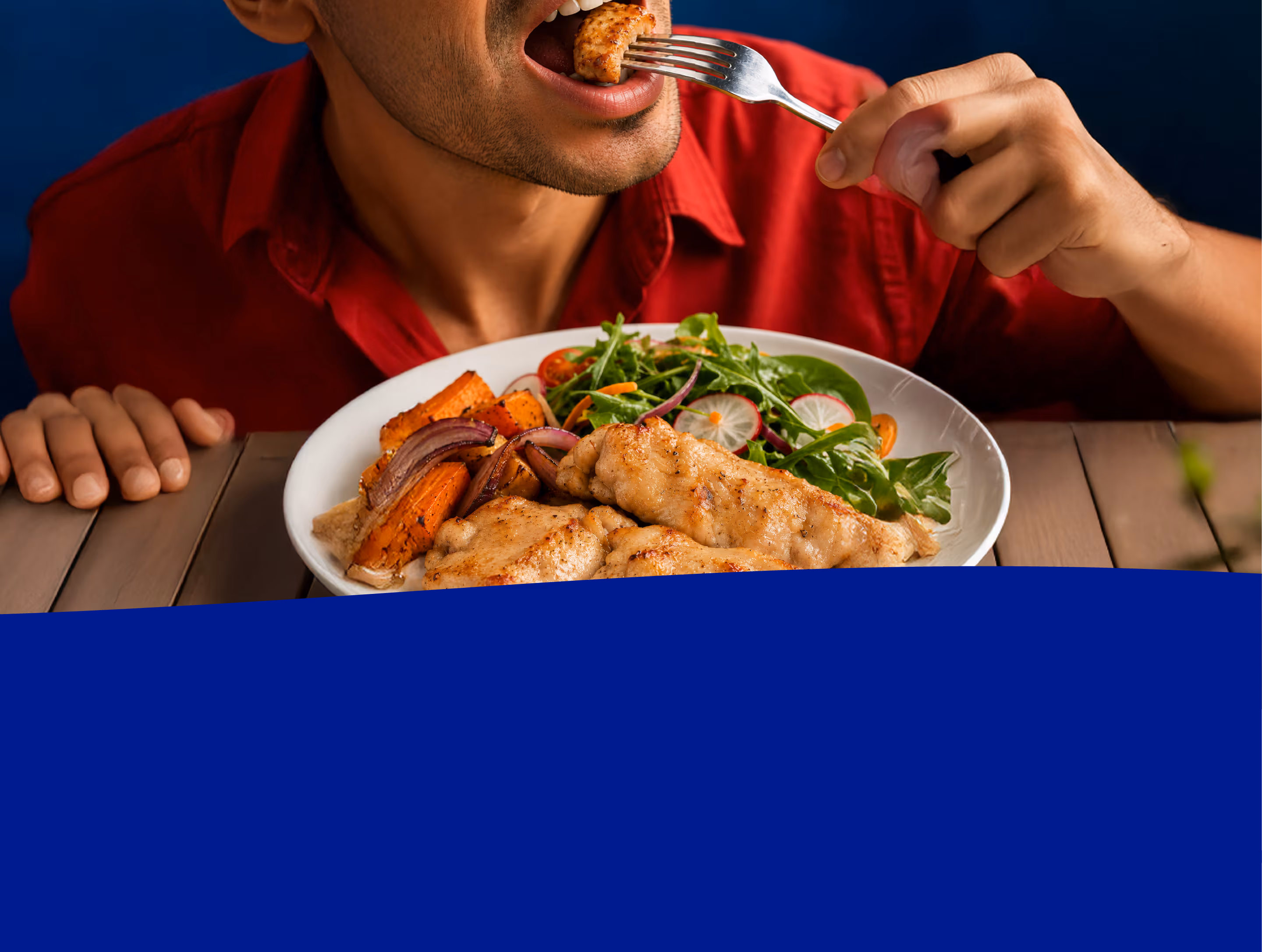 Hombre disfrutando un plato con filetes de muslo de pollo Friko