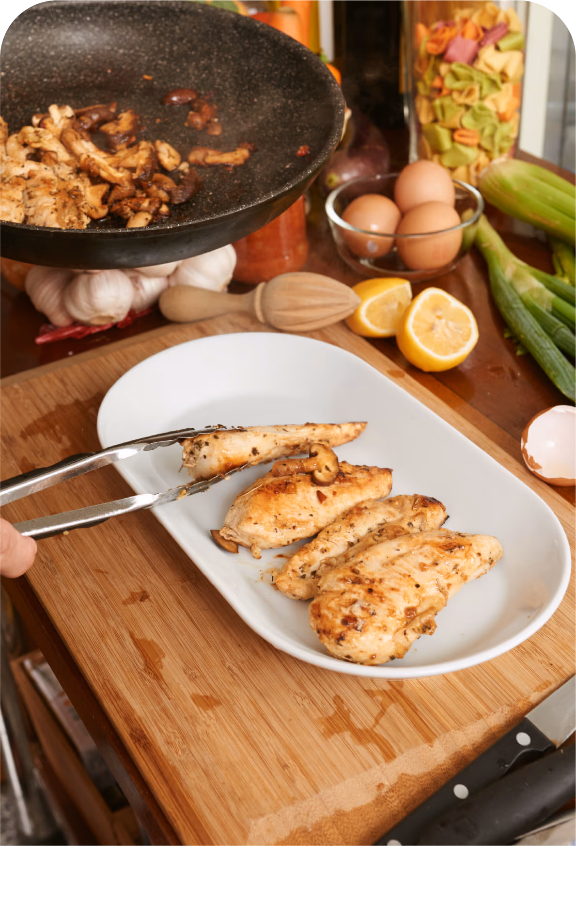 Filetes de muslo dorados en un plato servido con pinzas