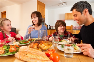 La importancia de sentarse a la mesa sin distracciones