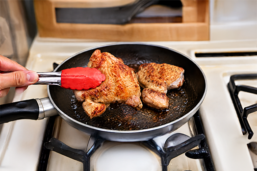 ¿La piel del pollo va hacia arriba o abajo en la sartén? 