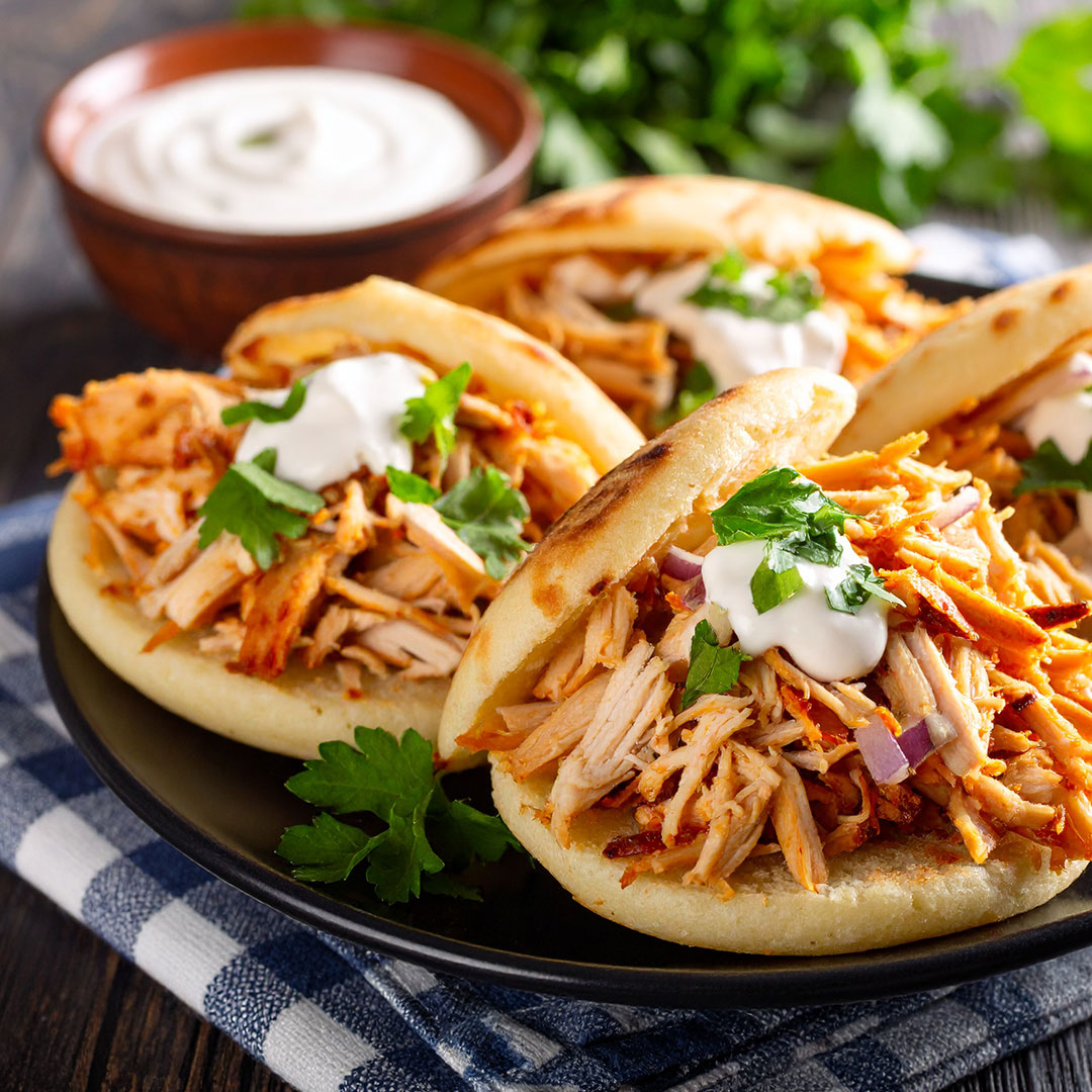 AREPAS-DE-POLLO-DESMECHADO-Y-SUERO.jpg