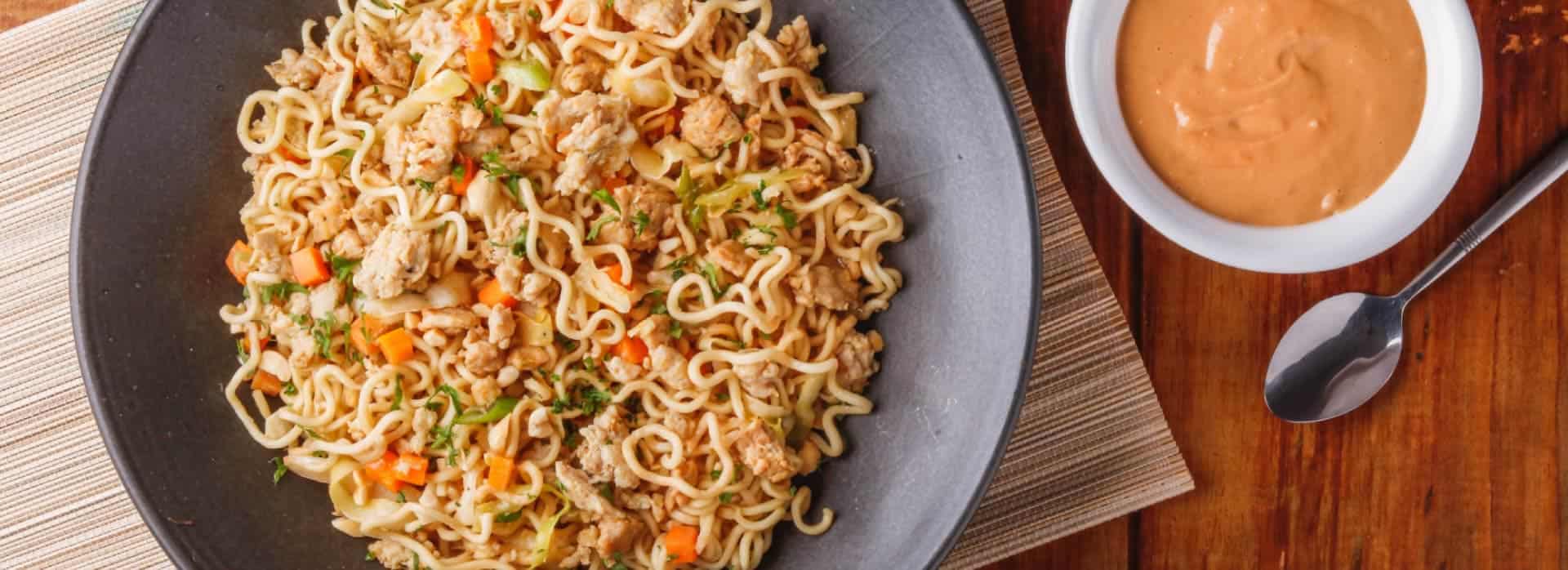 Receta Fideos con pollo en salsa de maní estilo oriental