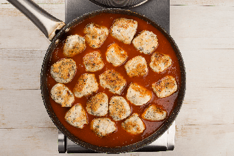 Prepara albóndigas de pollo gratinadas