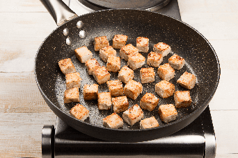 Calentar en un wok los trozos de pollo friko