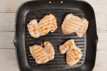 Preparación de filetes de contramuslos de pollo