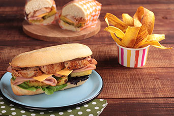 Disfruta de unos deliciosos Sándwich de pollo hawaiano